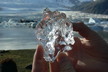 ein klares Stück Eis aus der Gletscherlagune